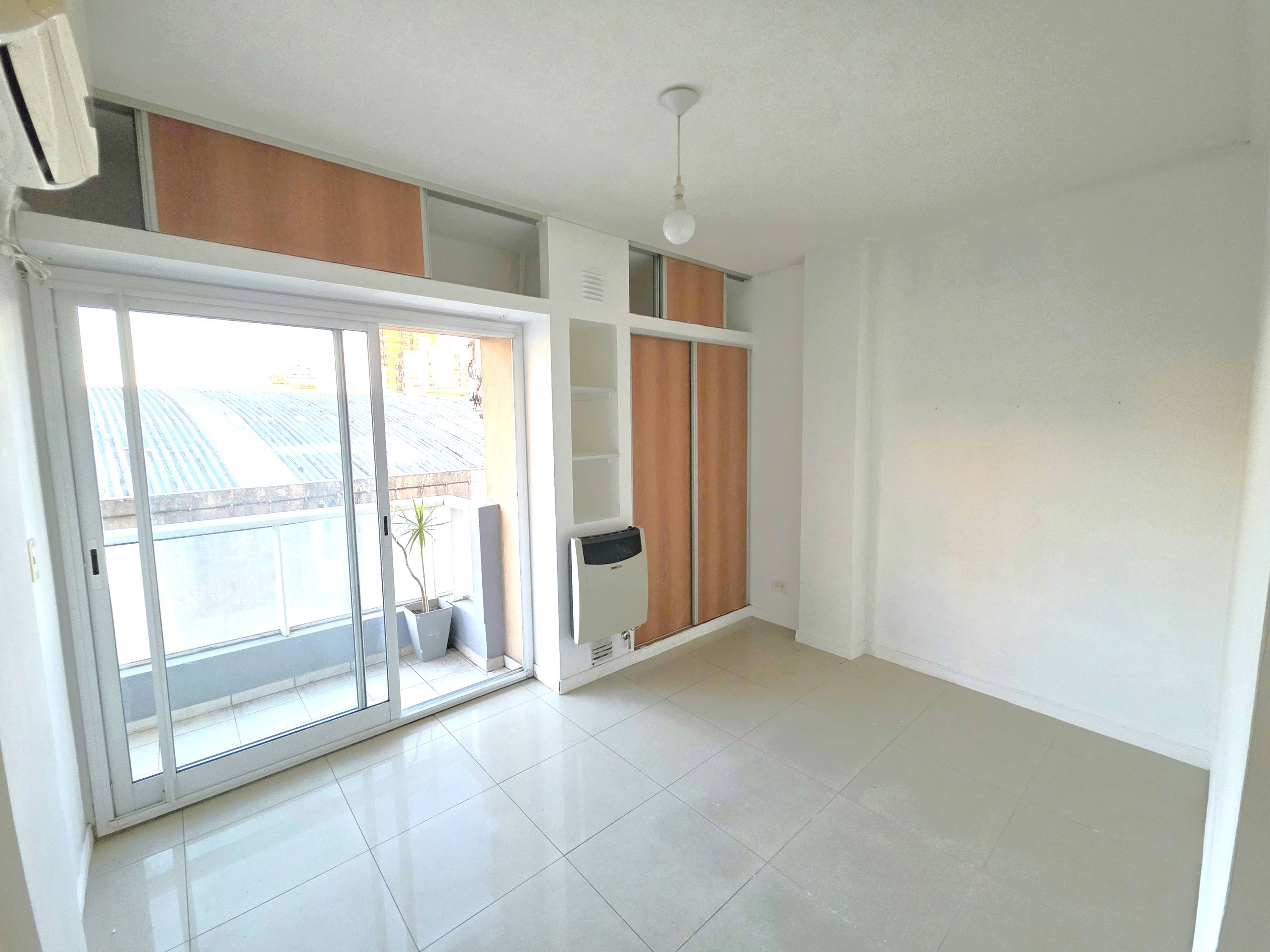 Hipólito Yrigoyen 3838,  3°, Monoambiente Funcional Dividido y con Balcón - Ideal Vivienda o Consultorio.