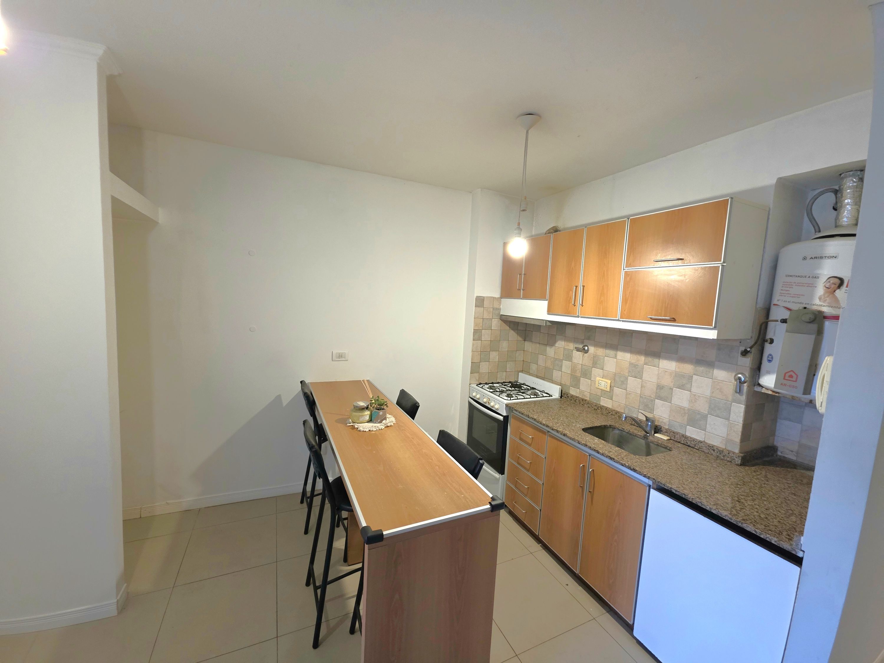 Hipólito Yrigoyen 3838,  3°, Monoambiente Funcional Dividido y con Balcón - Ideal Vivienda o Consultorio.