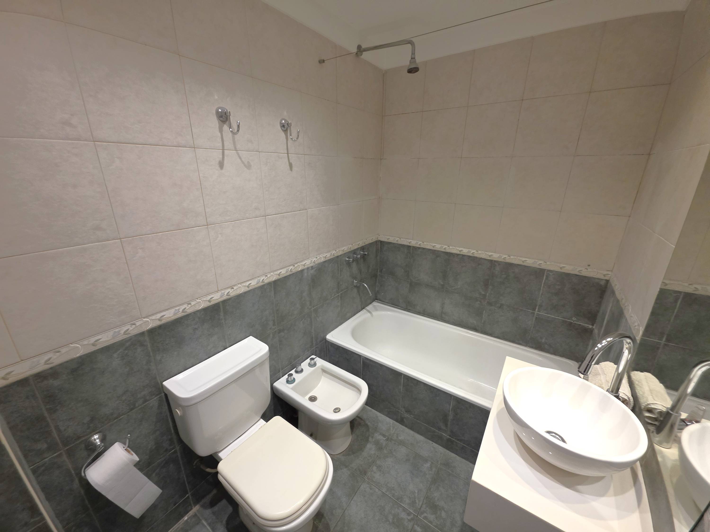 Hipólito Yrigoyen 3838,  3°, Monoambiente Funcional Dividido y con Balcón - Ideal Vivienda o Consultorio.