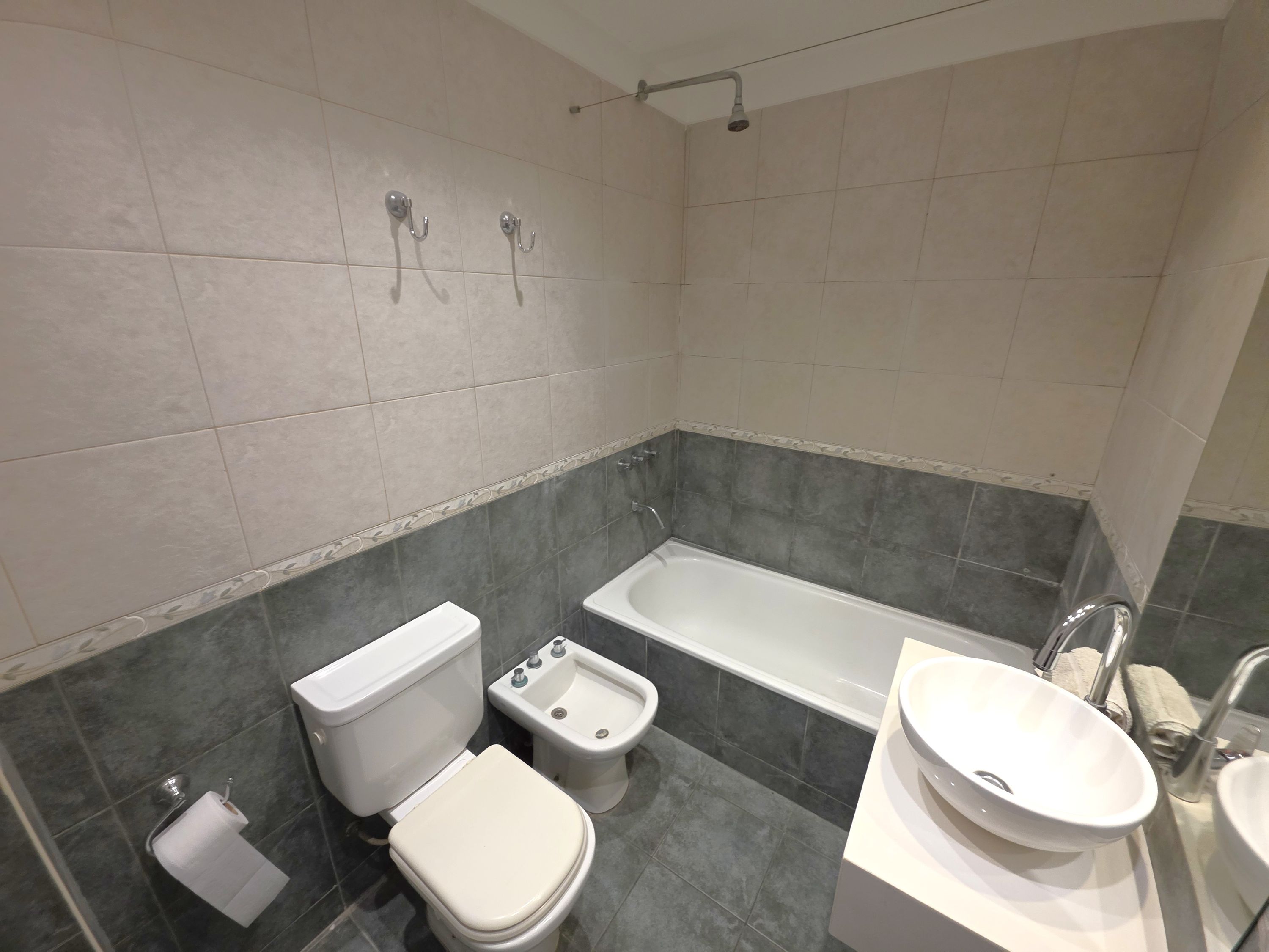 Hipólito Yrigoyen 3838,  3°, Monoambiente Funcional Dividido y con Balcón - Ideal Vivienda o Consultorio.