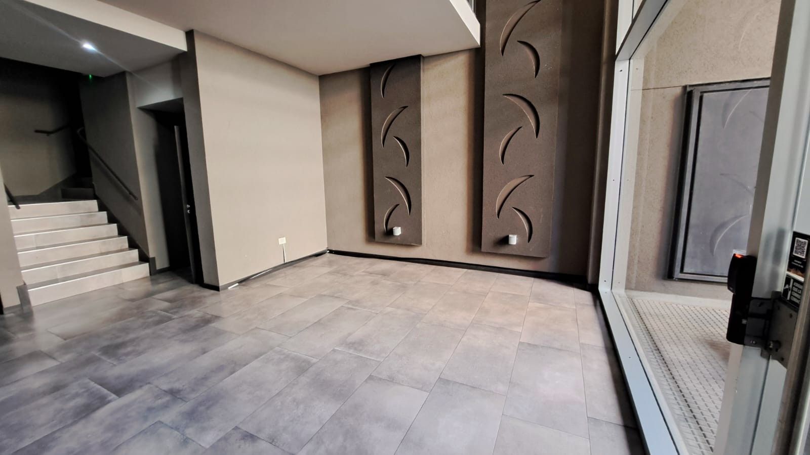 Monoambiente al frente con balcón c/ Terraza y Parrilla