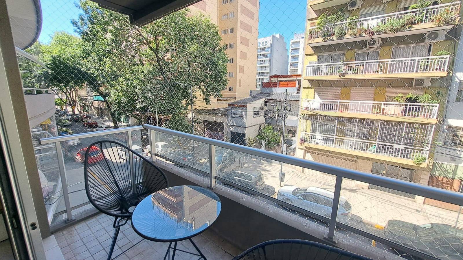 Monoambiente al frente con balcón c/ Terraza y Parrilla