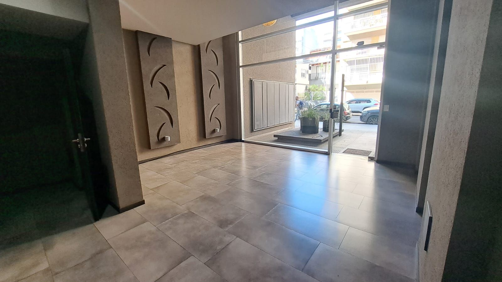 Monoambiente al frente con balcón c/ Terraza y Parrilla