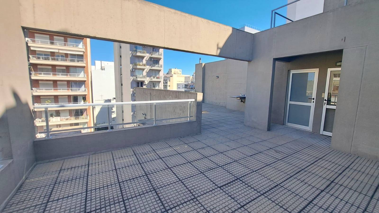 Monoambiente al frente con balcón c/ Terraza y Parrilla