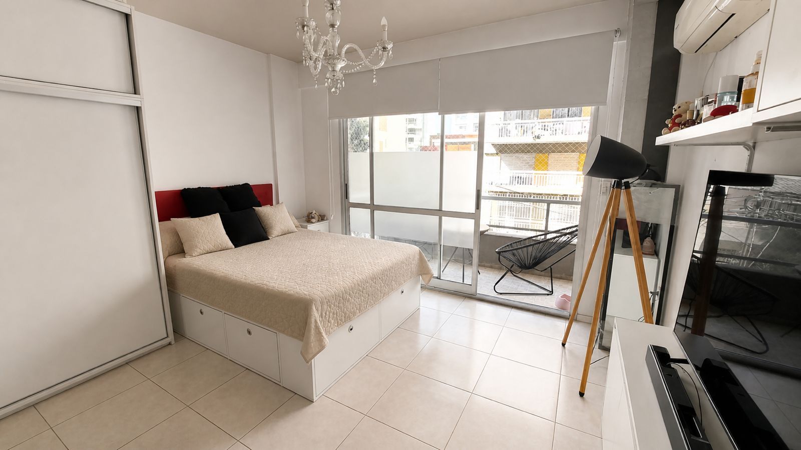 Monoambiente al frente con balcón c/ Terraza y Parrilla