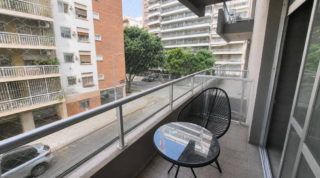 Monoambiente al frente con balcón c/ Terraza y Parrilla