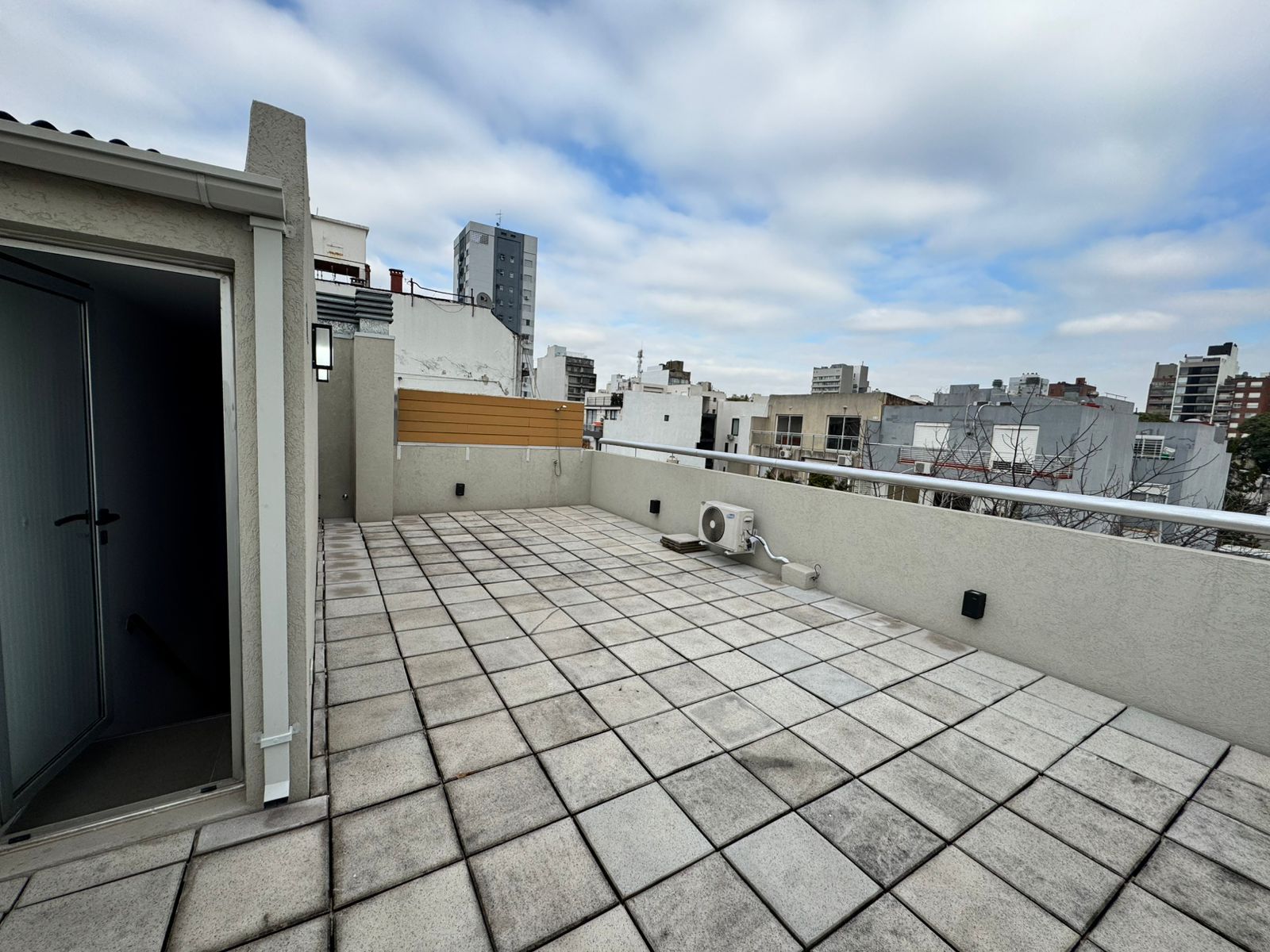 Luminoso 2 ambientes con balcón y terraza propia | Alquiler