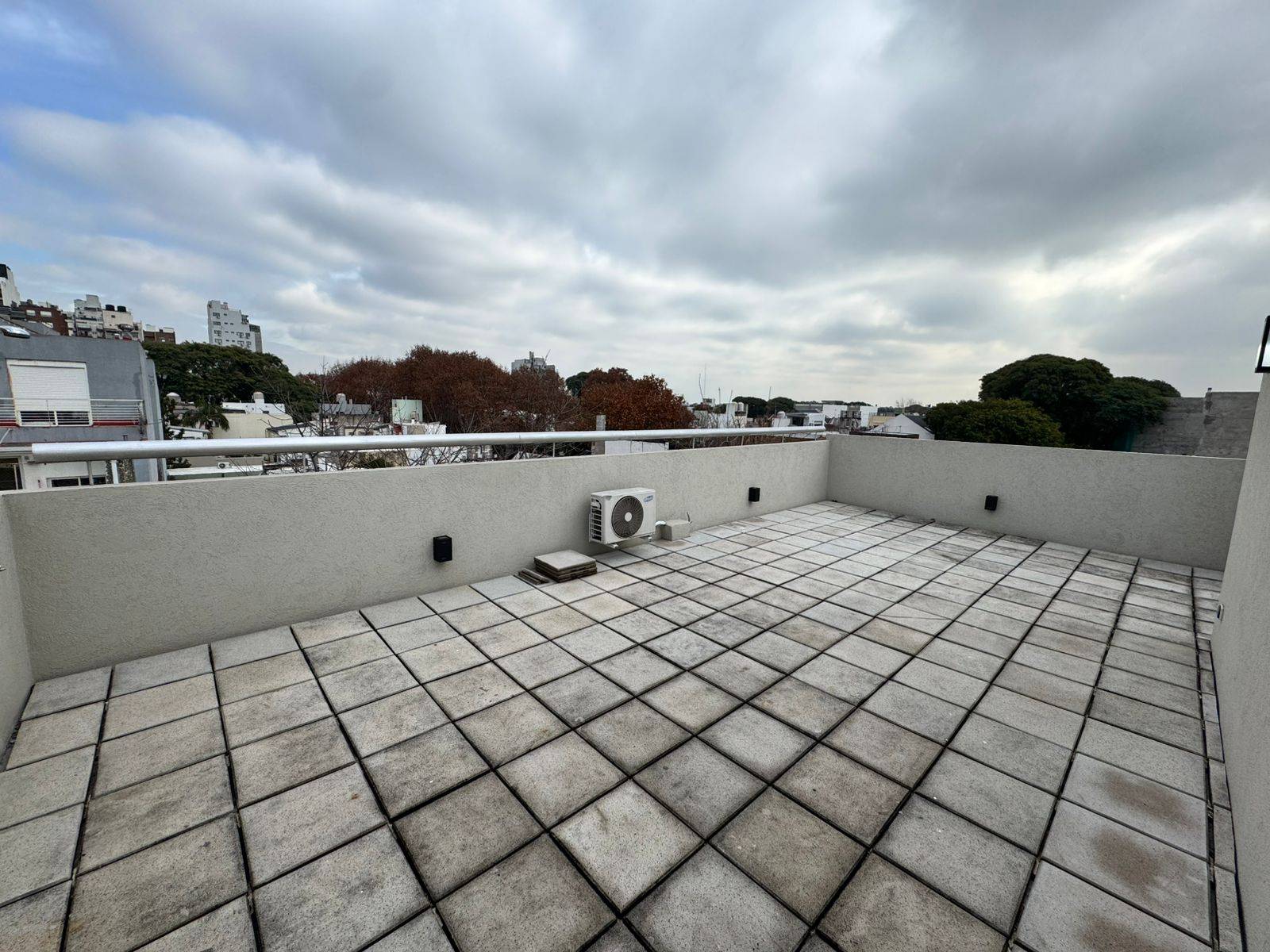 Luminoso 2 ambientes con balcón y terraza propia | Alquiler