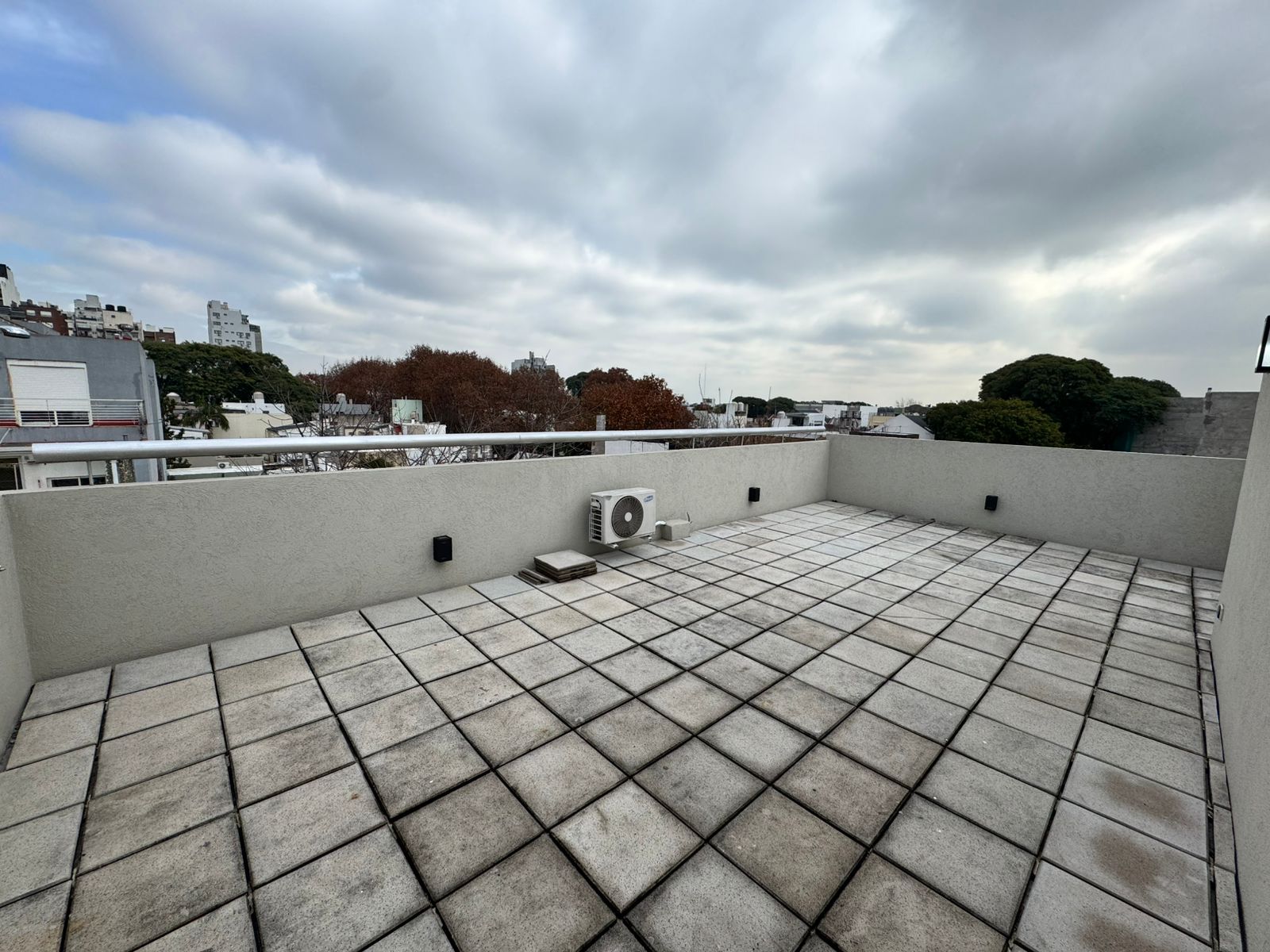 Luminoso 2 ambientes con balcón y terraza propia | Alquiler
