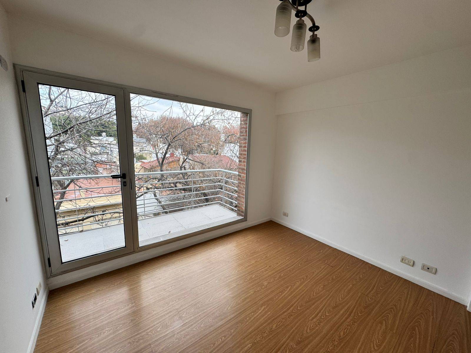 Luminoso 2 ambientes con balcón y terraza propia | Alquiler