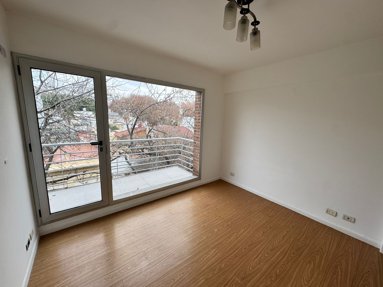 Luminoso 2 ambientes con balcón y terraza propia | Alquiler