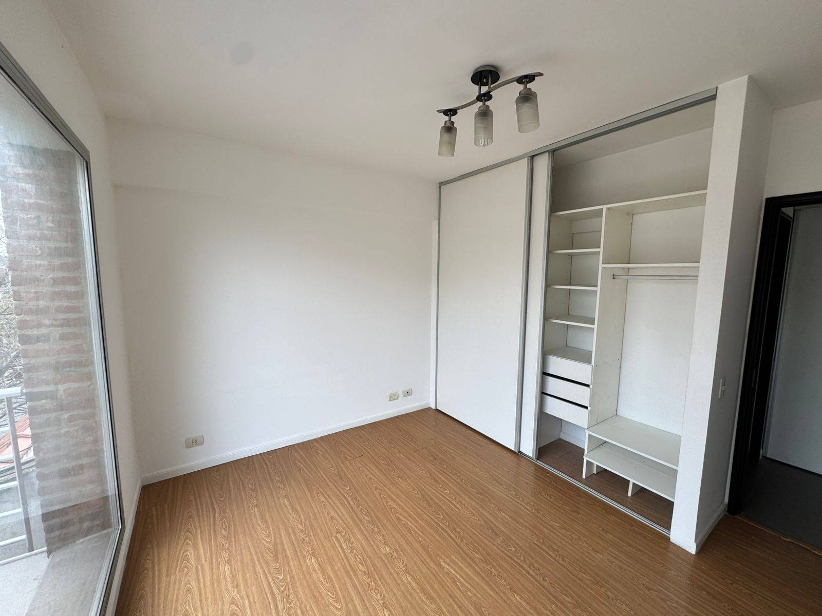 Luminoso 2 ambientes con balcón y terraza propia | Alquiler