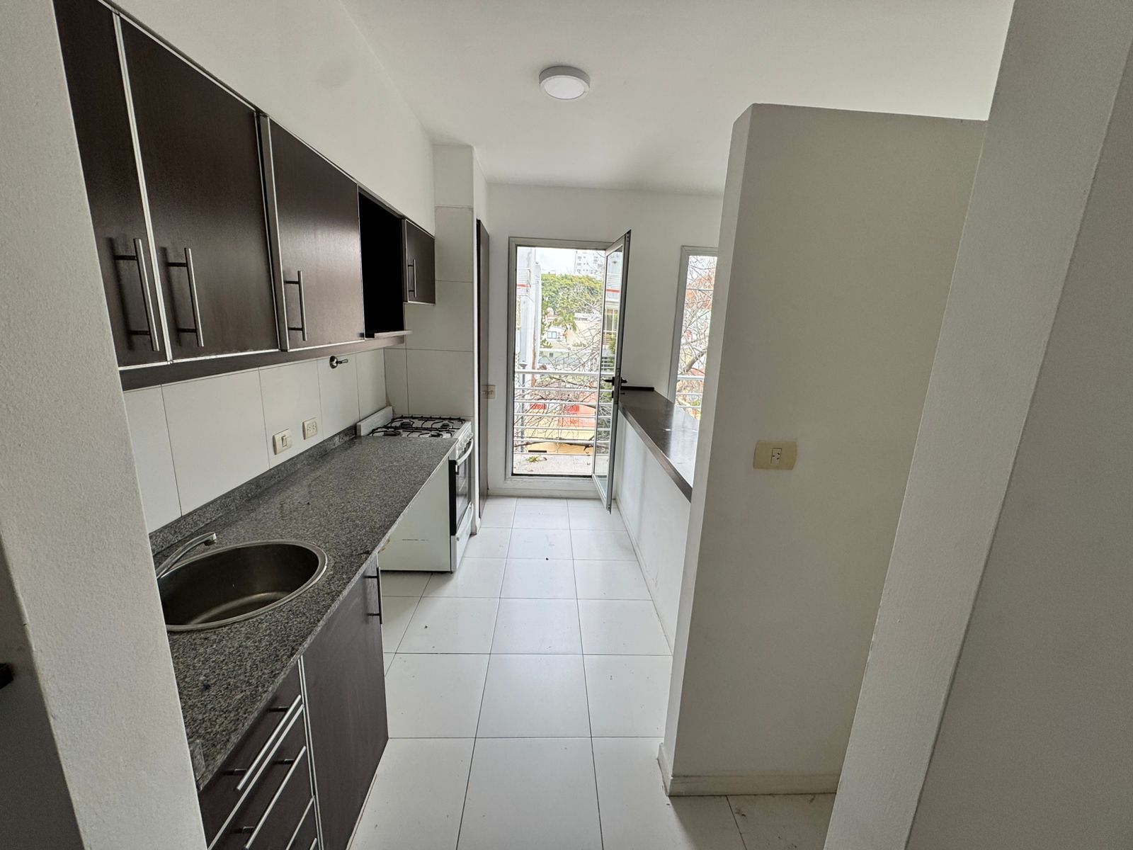 Luminoso 2 ambientes con balcón y terraza propia | Alquiler