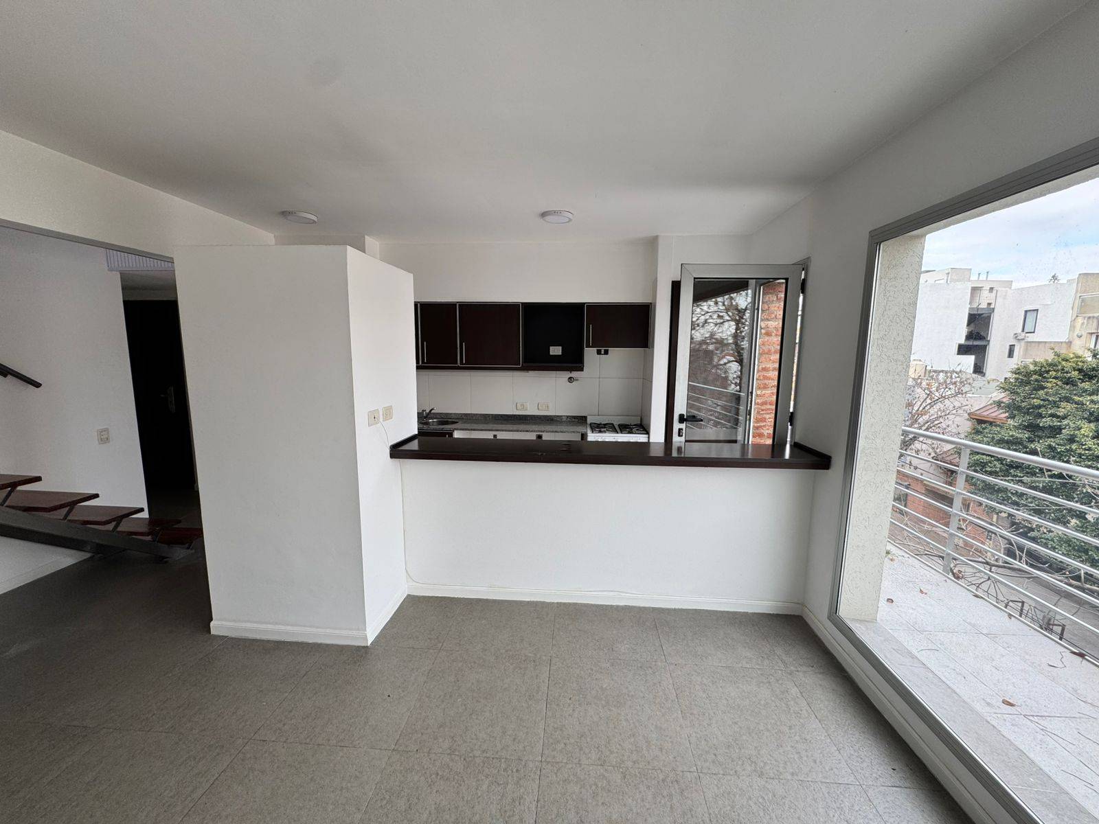 Luminoso 2 ambientes con balcón y terraza propia | Alquiler