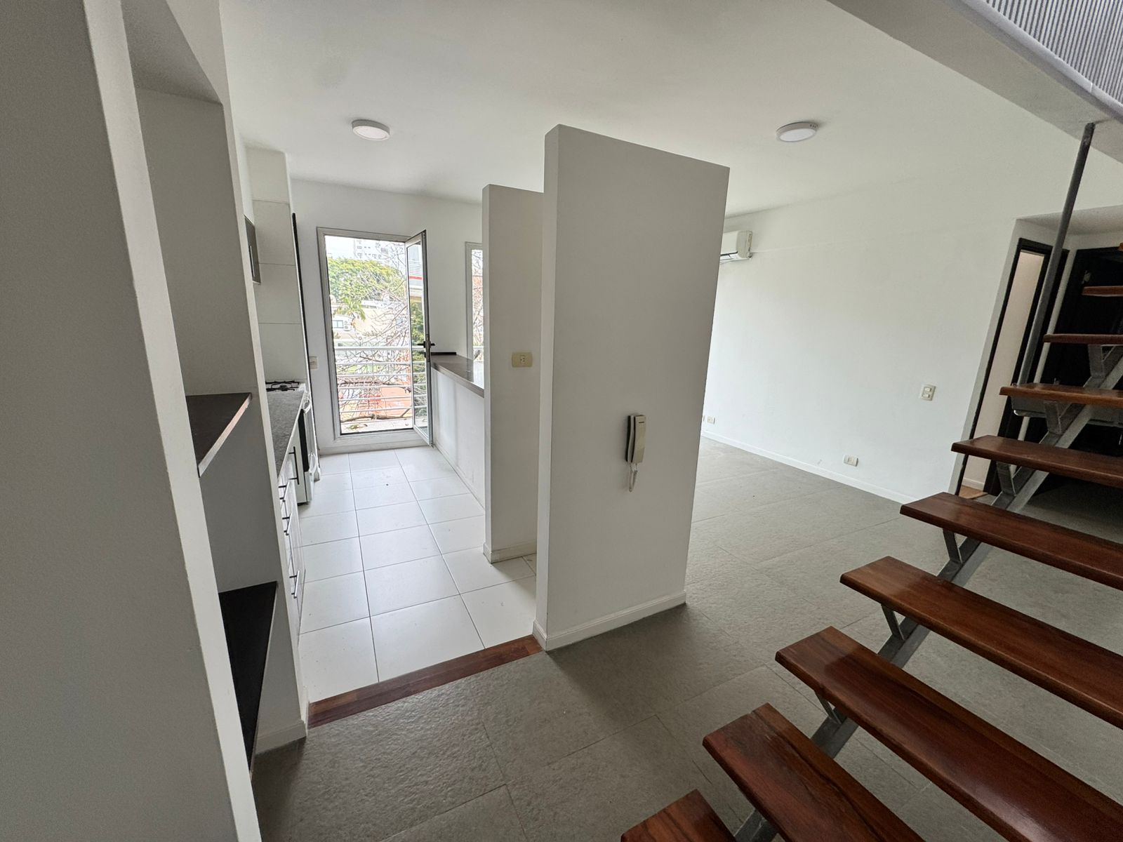 Luminoso 2 ambientes con balcón y terraza propia | Alquiler