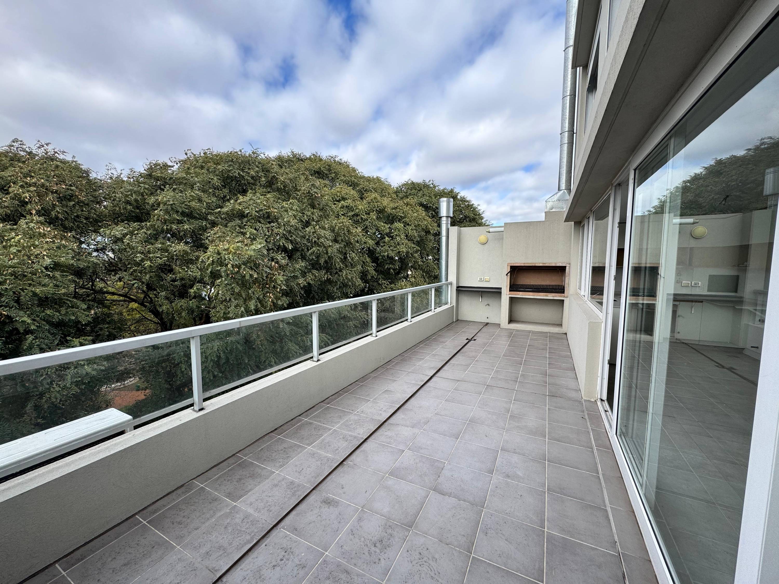Tríplex 4 Ambientes de Categoría en Saavedra | Vistas Abiertas, Terraza y Detalles Premium