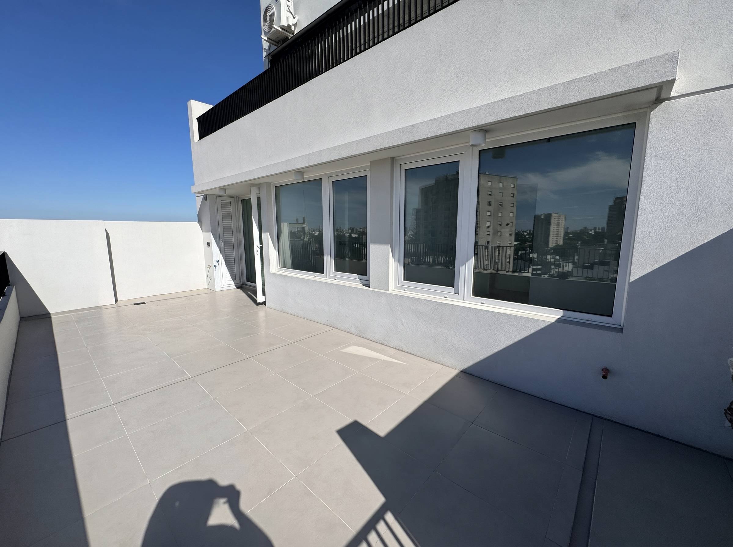 Semipiso de 3 ambientes al frente con terraza propia y cochera