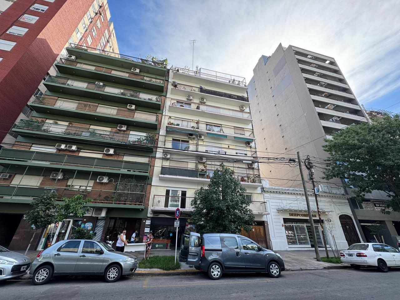 3 Ambientes con Dos Cocheras y Balcón, Villa Urquiza.