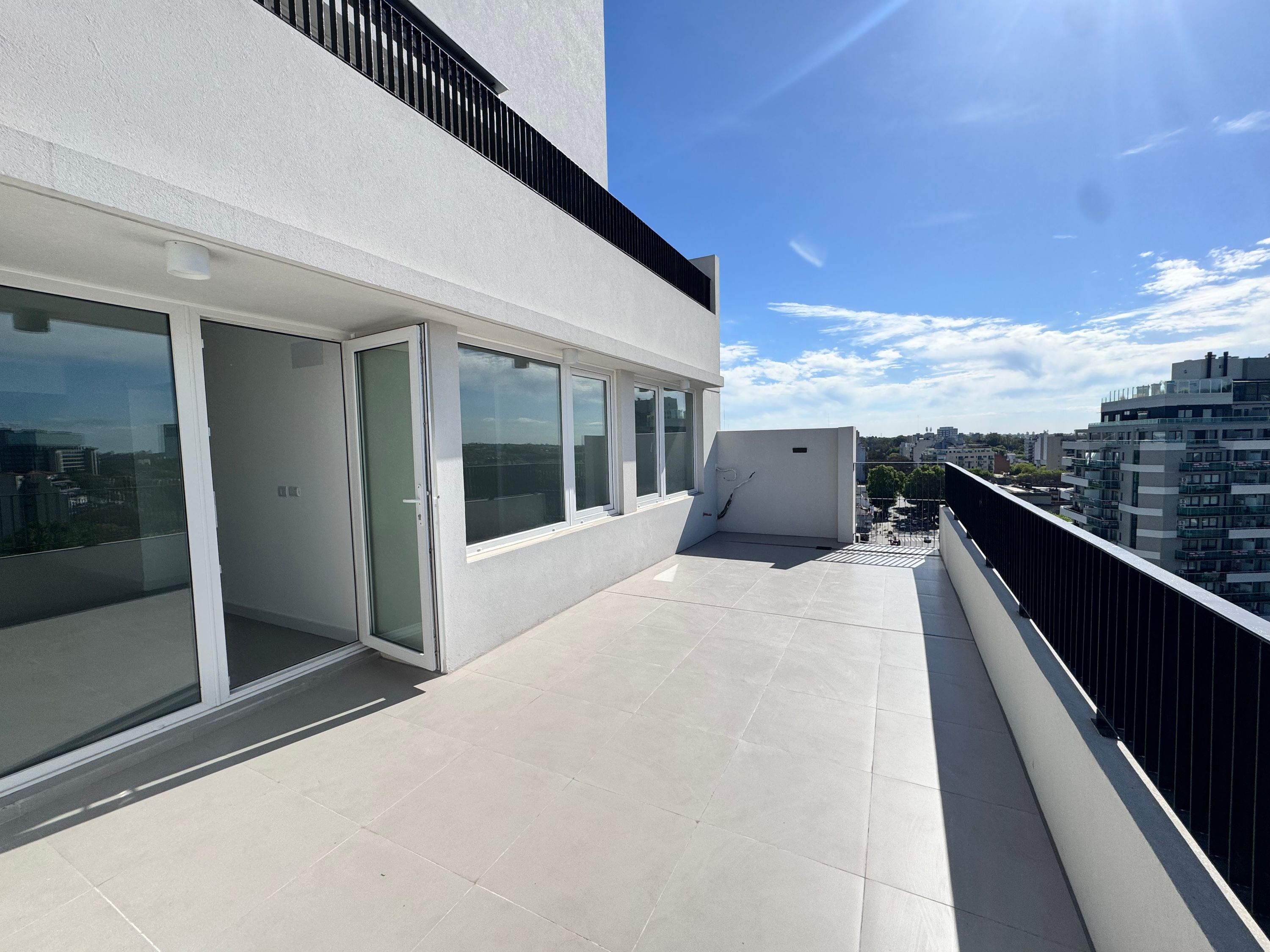 Semipiso de 3 ambientes al frente con terraza propia y cochera
