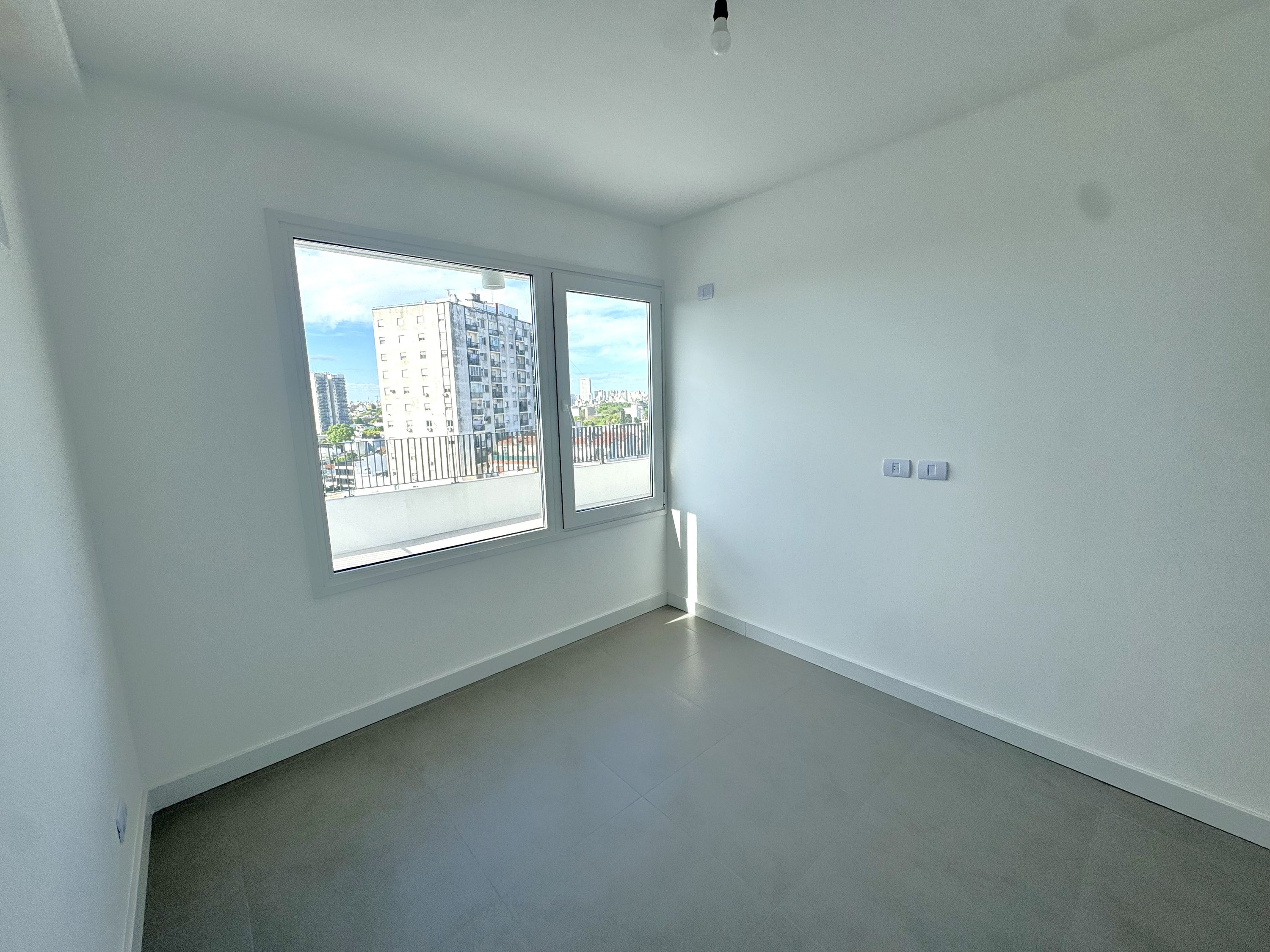 Semipiso de 3 ambientes al frente con terraza propia y cochera