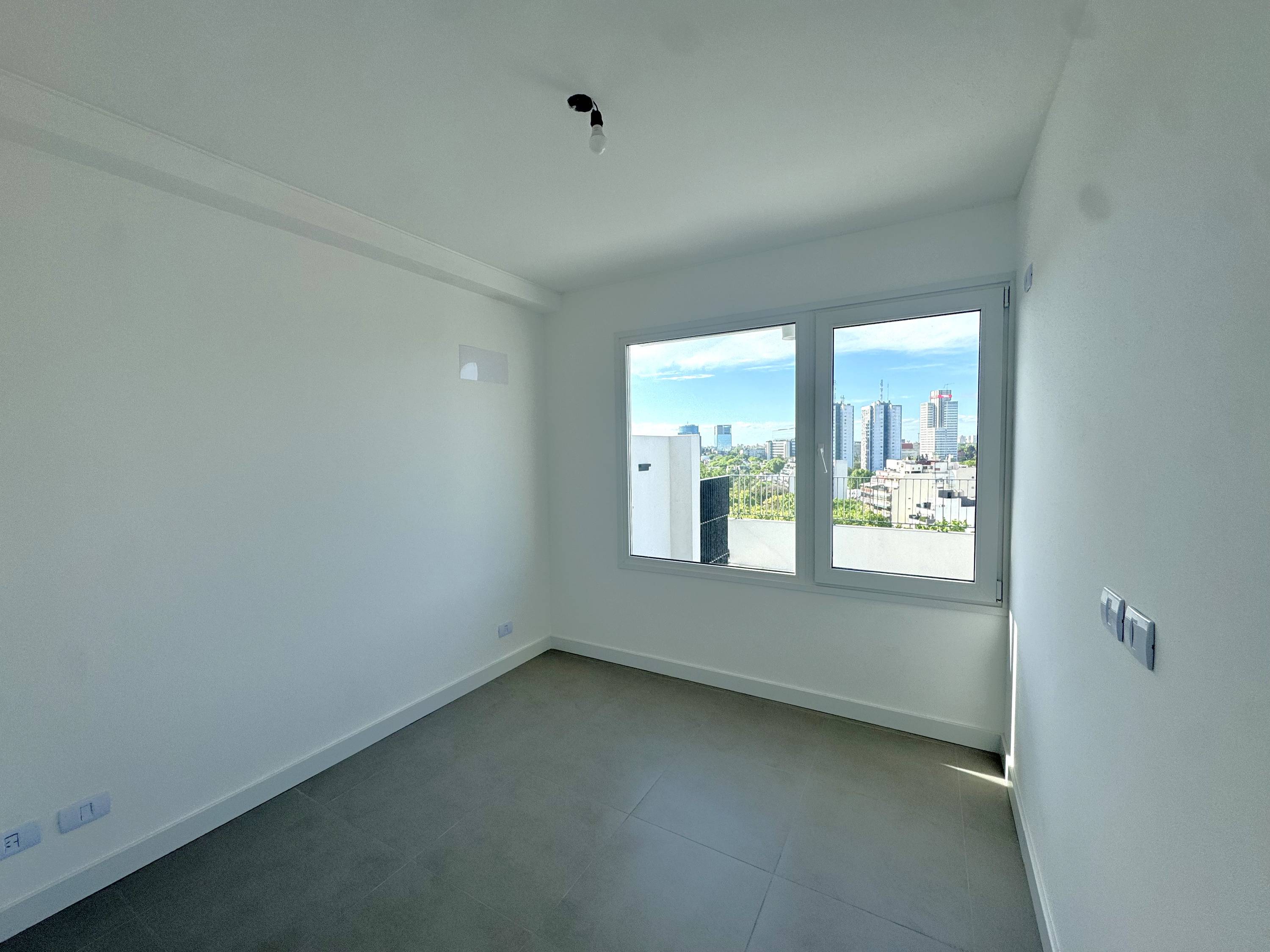 Semipiso de 3 ambientes al frente con terraza propia y cochera