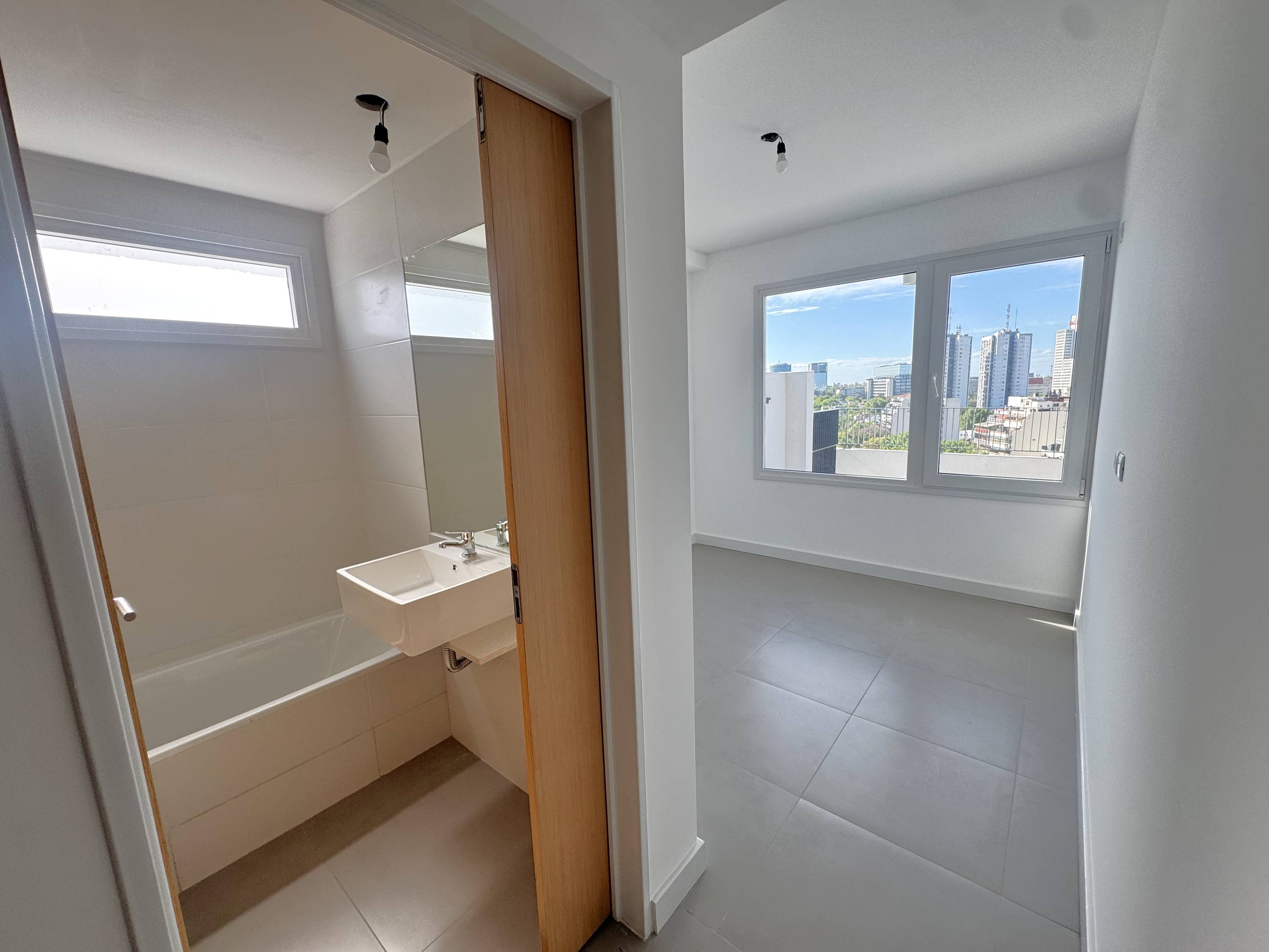 Semipiso de 3 ambientes al frente con terraza propia y cochera