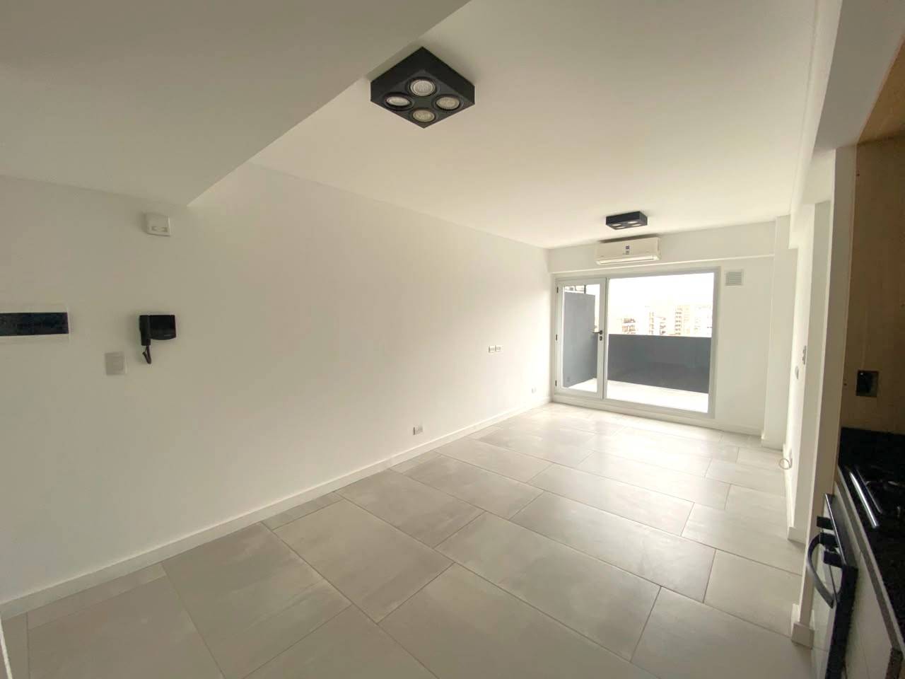 ¡Imperdible! 3 Ambientes con Balcón Aterrazado en Alquiler