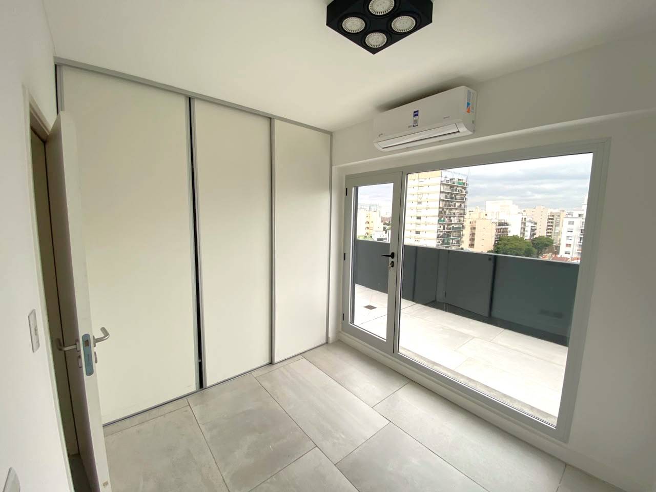 ¡Imperdible! 3 Ambientes con Balcón Aterrazado en Alquiler