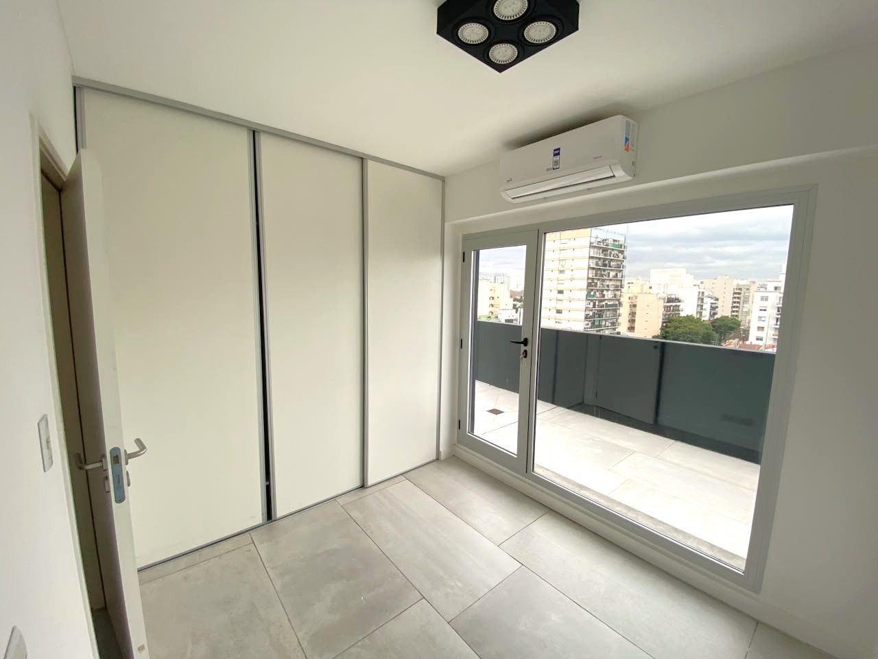 ¡Imperdible! 3 Ambientes con Balcón Aterrazado en Alquiler